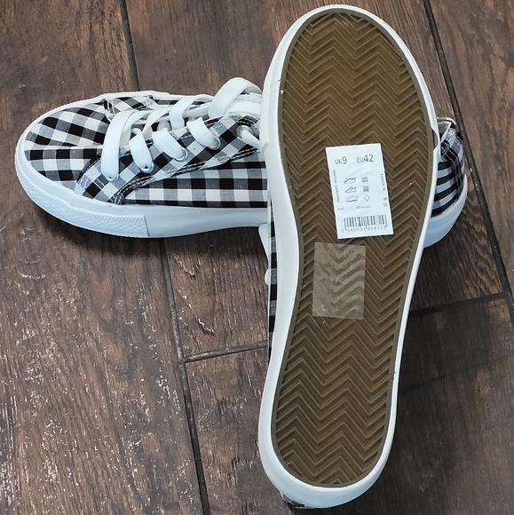 Checkerd Sneekers by New Look - Picture 8 of 11